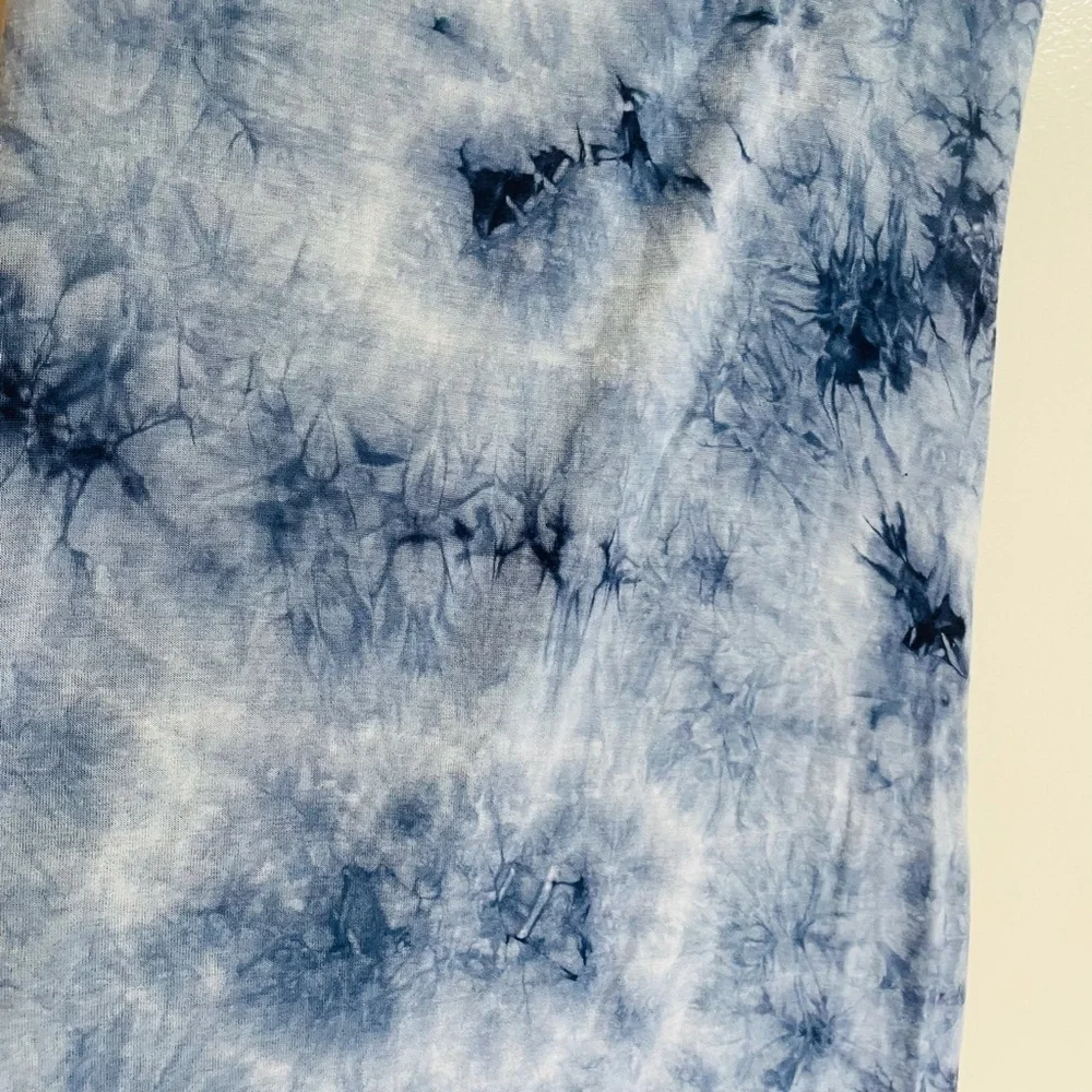 𝅺INTERI Open Back Pattern Gym Top - Picture 4 of 10